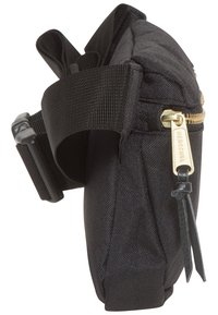 Musta kangasta oleva olkalaukku litteällä muotoilulla, jossa on kultainen vetoketju, irrotettava hihna ja teksturoitu pinta.