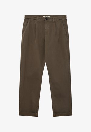 Pantalones marrones con corte cónico, pliegues delanteros, bolsillos laterales, trabillas, cierre con botón y bajos con puños.