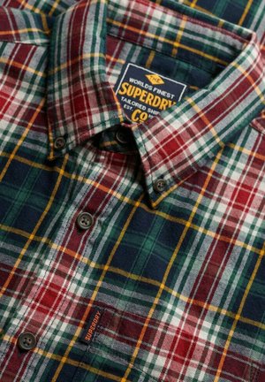 Camisa de franela a cuadros en rojo, verde y azul marino con cuello abotonado, que presenta botones marrones y un pequeño parche con el logo de Superdry.
