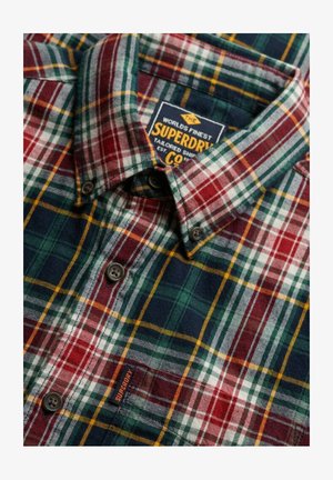 Camisa de franela a cuadros en rojo, verde y azul marino con cuello abotonado, que presenta botones marrones y un pequeño parche con el logo de Superdry.