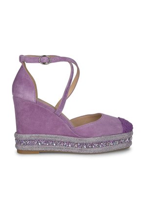 Sandali wedge in suede viola con cinturino alla caviglia, punta a cappuccio texturizzata e dettagli in perline argentate decorate sulla suola.