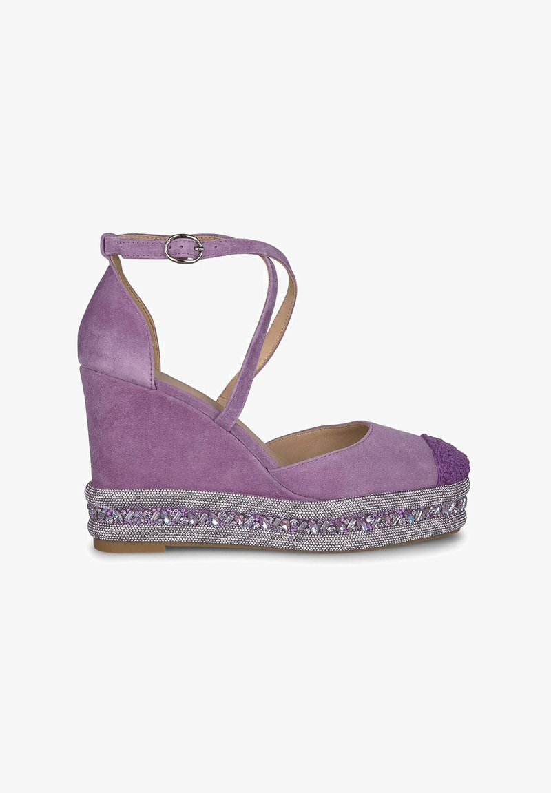 Paarse suède wedge sandalen met een enkelsluiting, textuur aan de neus en versierde zilveren kraaldetails op de zool.