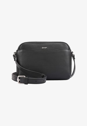 Zwarte leren crossbodytas met verstelbare riem en klein zilveren logo aan de voorkant, met een gladde, gebogen bovenrand.