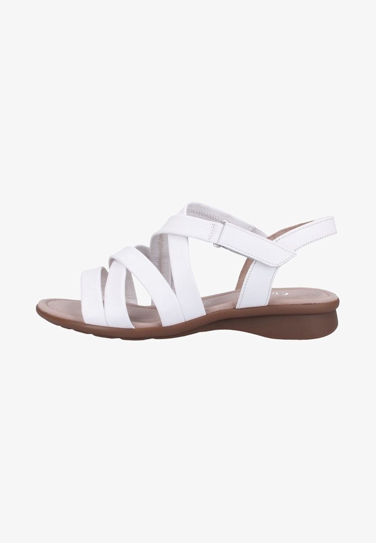 Sandale blanche en cuir avec trois brides avant, bride de cheville ajustable, semelle intérieure rembourrée et semelle compensée basse marron.