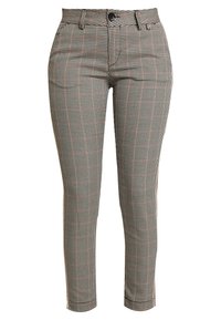 Pantalons à carreaux noir et blanc avec une coupe slim, mettant en valeur une bande latérale rouge. Fabriqués dans un tissu texturé avec une fermeture à bouton.