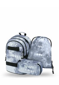 Set di zaini a tema NASA composto da uno zaino principale, un sacchetto con cordino e un astuccio. Il design presenta un motivo delle fasi lunari in tonalità di grigio.