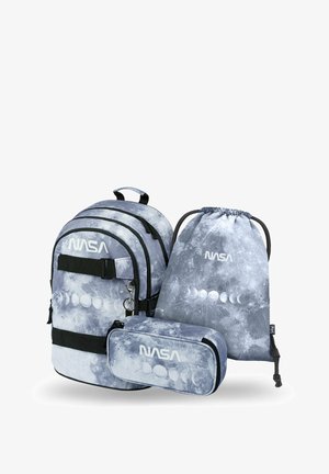 Dreiteiliges NASA-Themen-Rucksack-Set, das einen Hauptrucksack, einen Zugbeutel und ein Federmäppchen umfasst. Das Design zeigt ein Muster der Mondphasen in Grautönen.