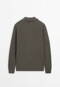 Grøn ribbet striktrøje med en foldet krave, lange ærmer og en tætsiddende talje. Teksturen er blød og elegant.