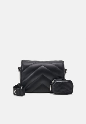 Zwarte gestikte leren schoudertas met chevronpatroon, afneembare portemonnee, verstelbare schouderband en strakke zilveren hardwareaccenten.