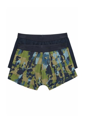 To par herre boxerbriefs stablet, en ensfarvet mørkeblå og en med grøn, blå og sort camouflagemønster, begge med mørke linninger.