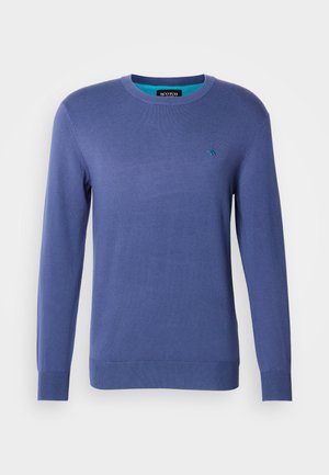 Pull en tricot bleu avec un col rond, des manches longues et un petit logo brodé sur la poitrine gauche. Texture douce.