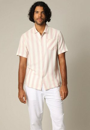 Chemise à manches courtes à rayures rose clair et blanches, avec un devant à boutons et une poche sur la poitrine. Texture douce et coupe décontractée.