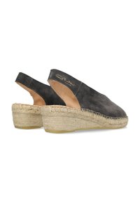 Wedge espadrilles in suede nero con piattaforma in juta intrecciata e suola in gomma. Presentano un retro aperto e dettagli cuciti lungo i bordi.