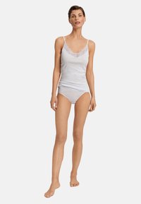Světle modrý tílko s nastavitelnými ramínky, zdobené jemnou krajkou kolem výstřihu, doplněné o odpovídající světle modré spodní prádlo. Hladká látka.