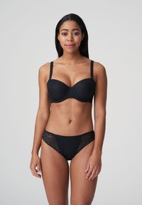 Zwart kanten lingerie set met een gevormde beha met beugel, verstelbare banden en bijpassende bikini slipjes met doorschijnende kanten accenten en een stevige achterkant.