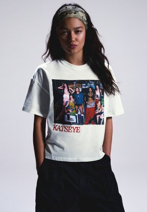 Bershka, OVERSIZE PRINTED KATSEYE - T-SHIRT - Print T-shirt - white
