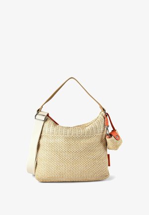 Bolso de hombro beige tejido con correa ancha beige, un asa única y un pequeño monedero desmontable con ribete naranja y cierre de botón.