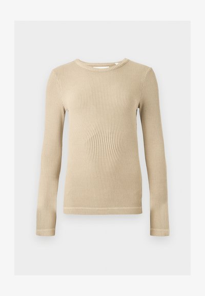 Μπεζ μακρυμάνικο ριπ πλεκτό μπλουζάκι με στρογγυλή λαιμόκοψη, εφαρμοστή σιλουέτα και ίσια τελείωμα.