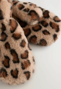 Faux-Fur-Handschuhe im Leopardenmuster, mit einer weichen Textur, runder Form und kontrastierenden dunkel- und hellbraunen Flecken auf einem beigen Hintergrund.