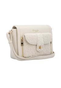 Hvid crossover-taske med en struktureret, fluffy frontlomme. Har en guld lynlås og lukning, blød pebble læderkrop og justerbar rem.