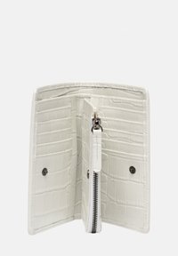 Witte portemonnee met krokodillenhuid-embossing, voorzien van meerdere kaartsleuven, een centrale ritscompartiment en drukknoopsluiting. Gladde textuur en glanzende afwerking.