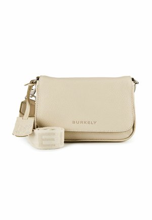 Sac bandoulière en cuir beige avec fermeture à rabat et sangle en tissu détachable brodée du nom de la marque Burkely.