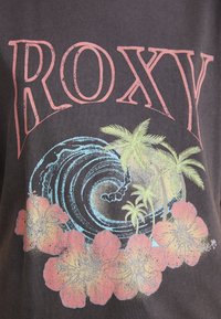 Čierne tričko s veľkým logom "ROXY" v ružovej farbe, so modrou vlnou, zelenými palmami a ružovými kvetmi v tropickom dizajne.
