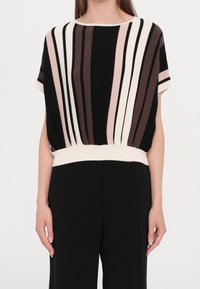 Svart-, vit-, rosa- och brunrandig kortärmad topp med rundad halsringning och en figurnära krämfärgad midja.