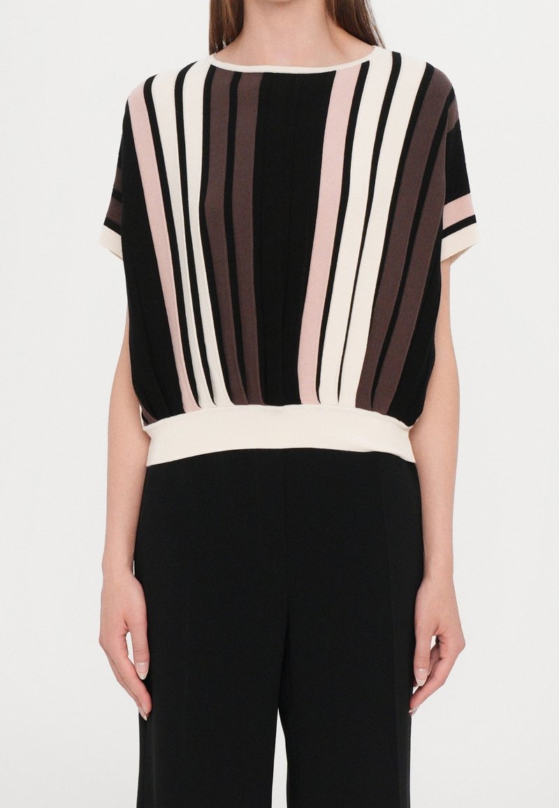 Svart-, vit-, rosa- och brunrandig kortärmad topp med rundad halsringning och en figurnära krämfärgad midja.