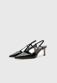 Sandalette nera in pelle con tacco a spillo, punta affusolata e texture a coccodrillo. Presenta una fascia regolabile per una vestibilità ottimale.