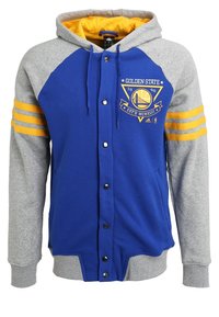 Sudadera azul y gris con un logotipo gráfico en el frente, botones a presión y un interior amarillo. Las mangas grises tienen rayas amarillas. Material de mezcla de algodón.