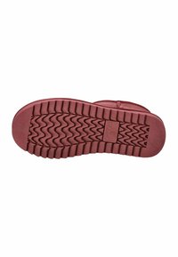 Sole di scarpa in gomma di un rosso scuro con un motivo a zigzag testurizzato, dotata di un logo rettangolare vicino al tallone per una maggiore presa e trazione.