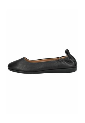 Zapato bailarina plano de cuero negro con parte trasera elástica y lengüeta para tirar, con punta redondeada y suela baja negra.