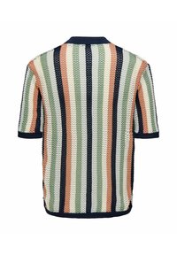Polo de punto con rayas verticales en verde, óxido, marino y crema, con cuello marino y mangas cortas. Tejido texturizado y transpirable.