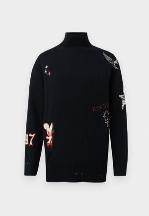 Pull noir à col roulé avec des motifs brodés rouges et blancs comprenant des étoiles, un oiseau, "97", une souris de dessin animé, et le texte "ROCK N ROLL".