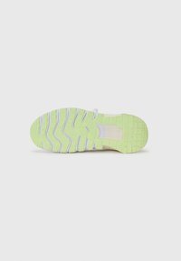Grøn og hvid sneaker sål med et tekstureret gummidesign med riller; fremtrædende dæksler for greb og stabilitet.