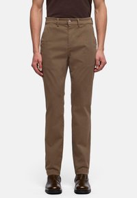 Bruine katoenen broek met een klassieke rechte pijp, voorzien van een voorzak, ceintuurlussen en een knoopsluiting in de taille.