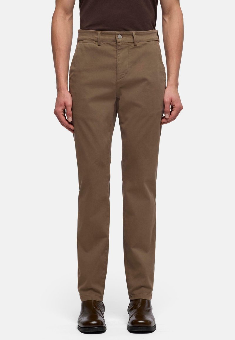 Bruine katoenen broek met een klassieke rechte pijp, voorzien van een voorzak, ceintuurlussen en een knoopsluiting in de taille.