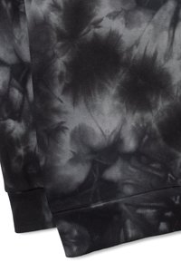 Sudadera negra con patrón de tie-dye en tonos de gris. Presenta puños acanalados y un acabado texturizado. El patrón parece suave y difuminado.