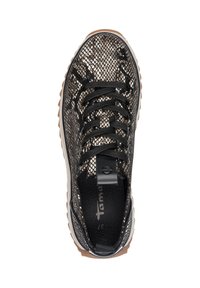 Zapatilla de malla negra con cordones, que presenta un upper texturizado, suela de goma y un logo en la lengüeta, diseñada para ofrecer transpirabilidad y comodidad.