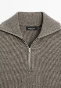Grauer, gerippter Pullover mit einem Reißverschluss-Kragen und Metallreißverschluss. Auf dem innen im Kragen sichtbaren Etikett steht "Massimo Dutti". Weiche Strickstruktur und figurbetontes Design.