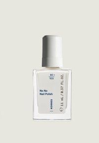 Botella de esmalte de uñas de vidrio transparente, con una tapa blanca de rosca. Etiqueta en azul que dice "No No Nail Polish", con una capacidad de 11 mL.