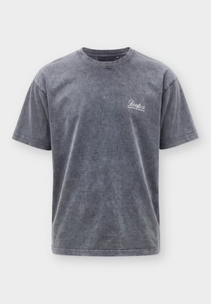 Πλυμένο σκούρο γκρι κοντομάνικο με στρογγυλή λαιμόκοψη και μικρό λευκό κείμενο «Benfica» στο αριστερό στήθος.