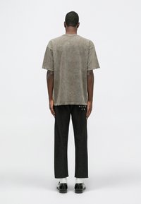 GCDS T-shirt Beige In Cotone – Moda Autunno/inverno, Modello B2EM2305JJ4