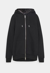 Černá mikina na zip s podšitou kapucí, přední kapsou a bočními otvory. Vyrobena z měkké tkaniny s texturovaným povrchem. Kovové detaily v stříbrné barvě.