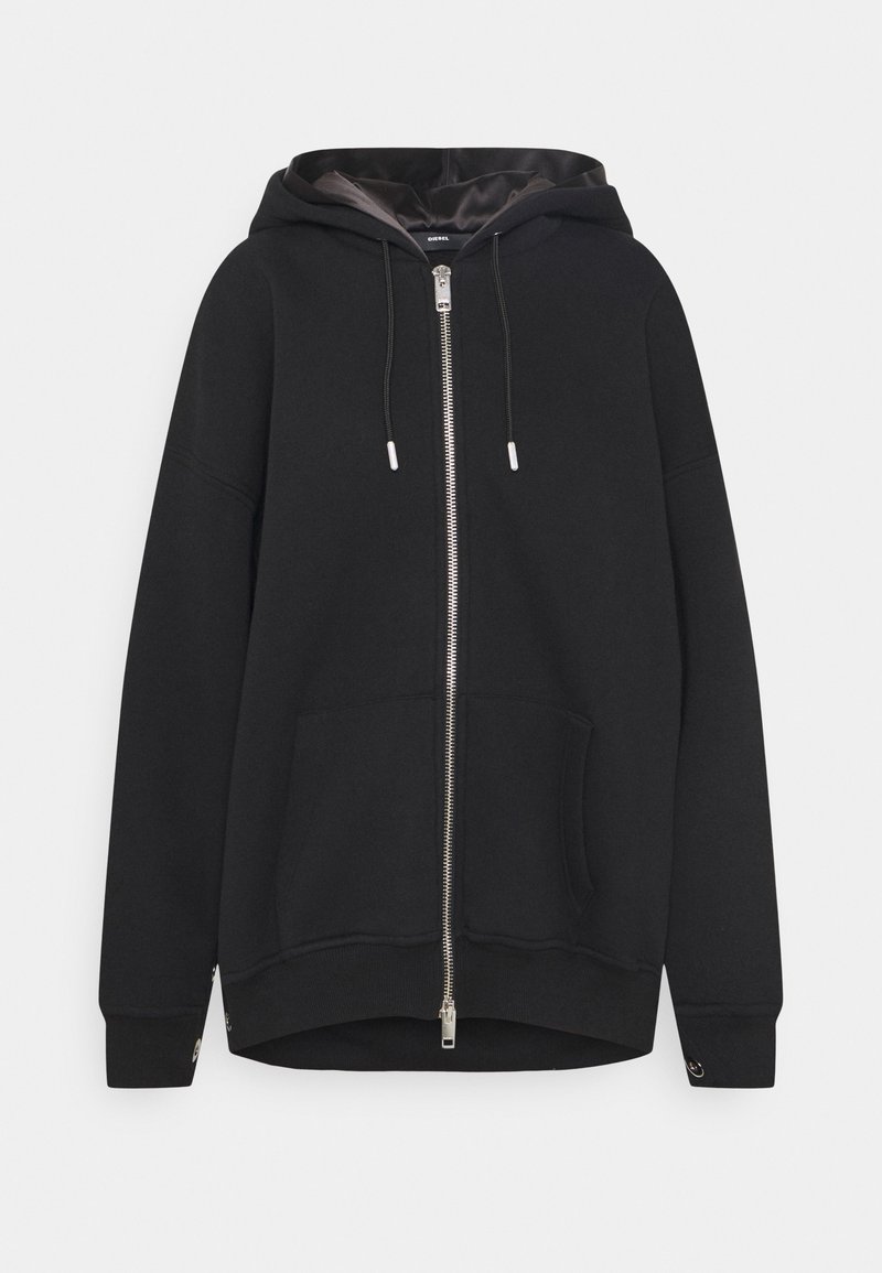 Černá mikina na zip s podšitou kapucí, přední kapsou a bočními otvory. Vyrobena z měkké tkaniny s texturovaným povrchem. Kovové detaily v stříbrné barvě.