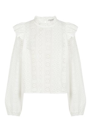 Hvid bluse med lange ærmer med hulmønstrede blonder, flæset høj krave, flæsedetaljer på skuldrene og elastiske manchetter.