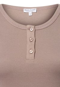 Henley-Oberteil aus leicht beigem Rippstoff. Verfügt über einen runden Ausschnitt mit drei Knöpfen und einem gesteppten Saum. Größenetikett sichtbar.