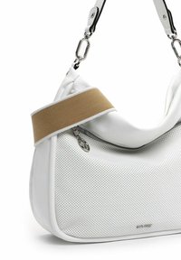 Borsa a spalla sintetica bianca con superficie testurizzata e perforata. Presenta una tracolla in tessuto marrone chiaro e hardware in zip argentato.