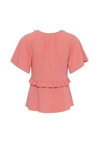 Blouse corail à manches courtes avec plis dans le dos et taille peplum à volants, avec un ourlet légèrement évasé.